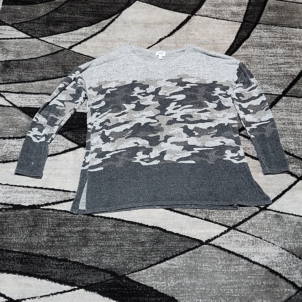 BKE GRAY CAMO SIDE SLIT OVERSIZED LONG-SLEEVED SHIRT